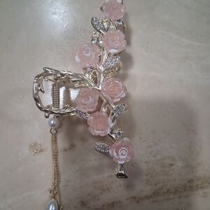 Elegant Floral Hair Clip with Pearls